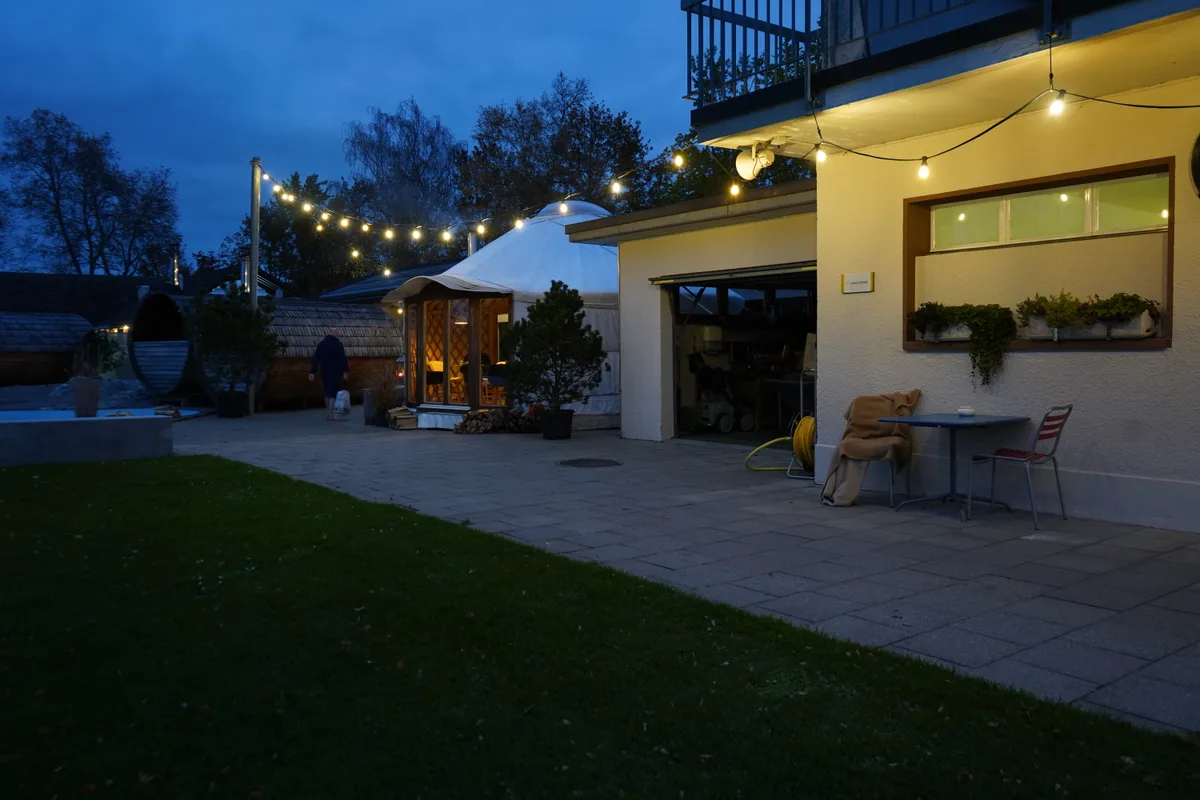 Lichterketten und eine Jurte in der Dämmerung.